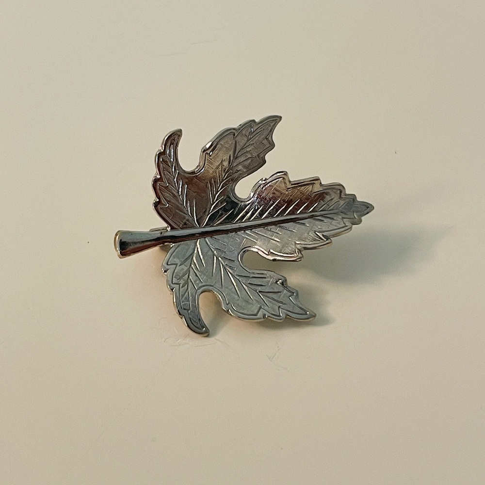Maple leaf pin